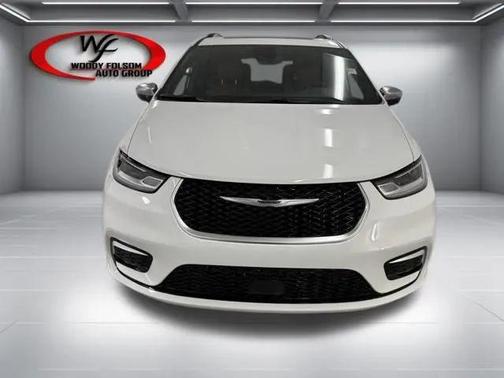 Bright White Clearcoat 2026 Chrysler Pacifica L