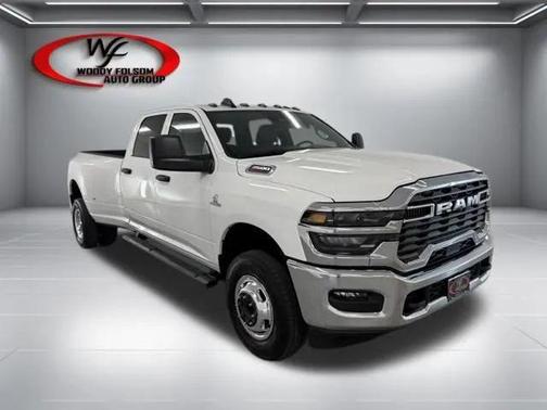 Bright White Clearcoat 2026 RAM 3500 Tradesman Crew Cab 4x4 8' Box
