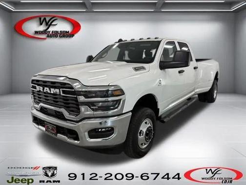 Bright White Clearcoat 2026 RAM 3500 Tradesman Crew Cab 4x4 8' Box