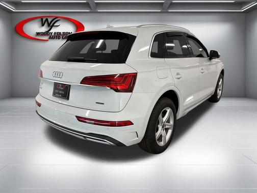 Glacier White Metallic 2023 Audi Q5 40 Premium