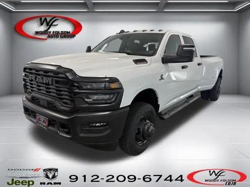 Bright White Clearcoat 2026 RAM 3500 Tradesman Crew Cab 4x4 8' Box