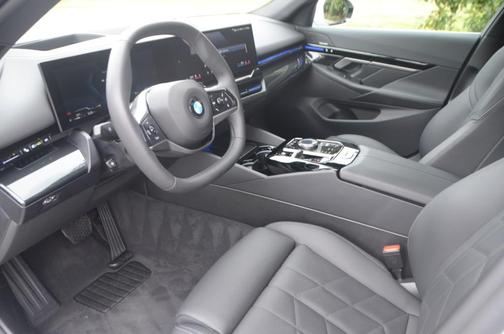 Mineral White Metallic 2025 BMW 530 xDrive