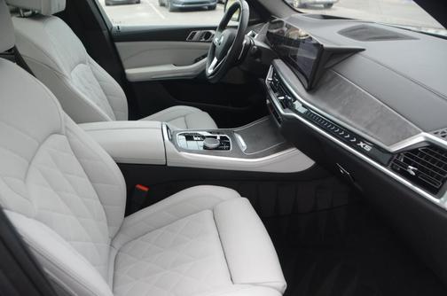 Skyscraper Grey Metallic 2026 BMW X5 xDrive40i