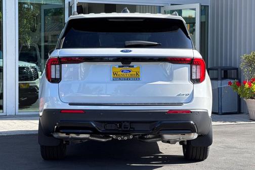 Star White Metallic Tri-Coat 2026 Ford Explorer ST-Line