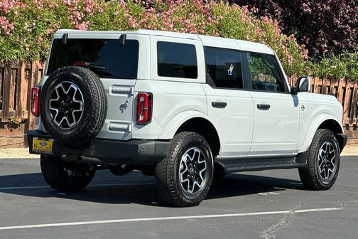 Avalanche Gray 2026 Ford Bronco Outer Banks