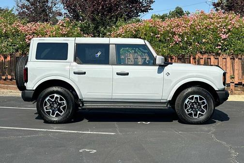 Avalanche Gray 2026 Ford Bronco Outer Banks