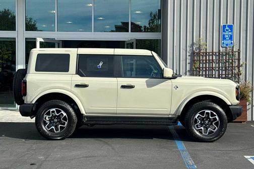 Desert Sand 2026 Ford Bronco Outer Banks