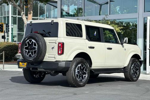 Desert Sand 2026 Ford Bronco Outer Banks