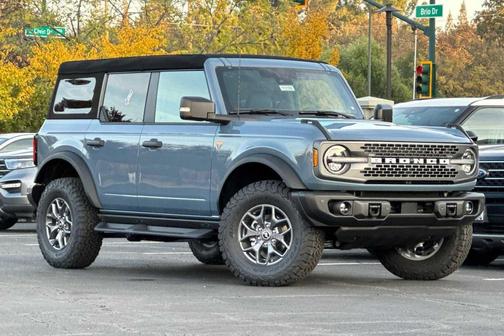 Azure Gray Metallic Tri-Coat 2025 Ford Bronco Badlands