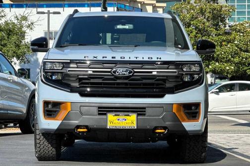 Glacier Gray Metallic Tri-Coat 2026 Ford Expedition Tremor