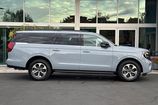 Glacier Gray Metallic Tri-Coat 2027 Ford Expedition Max Active 4x4