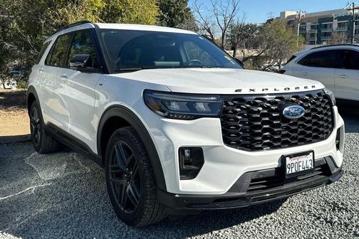 Star White Metallic Tri-Coat 2025 Ford Explorer ST-Line