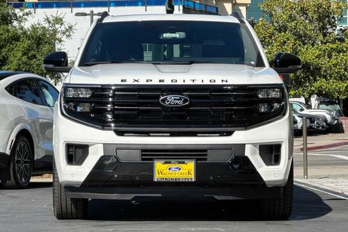 Star White Metallic Tri-Coat 2026 Ford Expedition Max Platinum