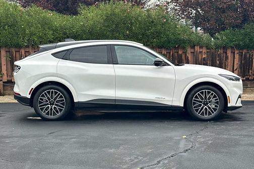 Star White Metallic Tri-Coat 2026 Ford Mustang Mach-E Premium