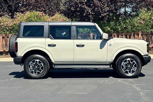 Desert Sand 2026 Ford Bronco Outer Banks