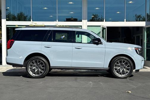 Glacier Gray Metallic Tri-Coat 2027 Ford Expedition Platinum