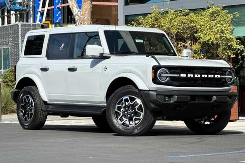 Avalanche Gray 2026 Ford Bronco Outer Banks