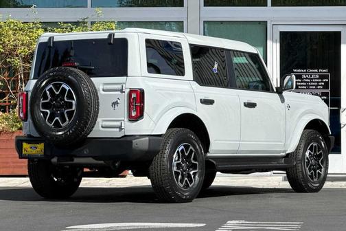 Avalanche Gray 2026 Ford Bronco Outer Banks