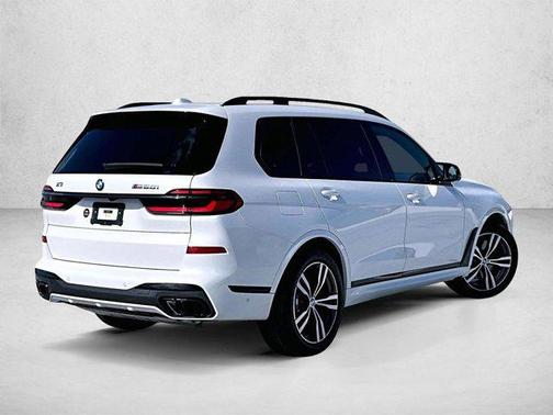 Mineral White Metallic 2025 BMW X7 M60i