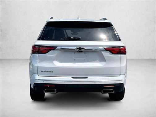 Iridescent Pearl Tricoat 2022 Chevrolet Traverse High Country