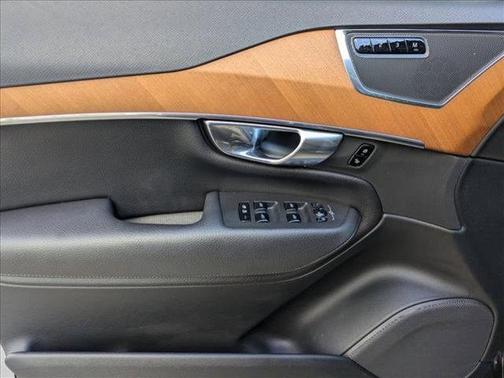 2022 Volvo XC90 T6 Momentum