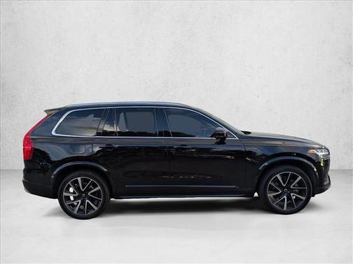 2022 Volvo XC90 T6 Momentum