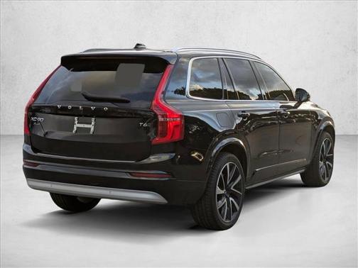 2022 Volvo XC90 T6 Momentum