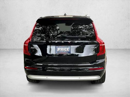 2022 Volvo XC90 T6 Momentum