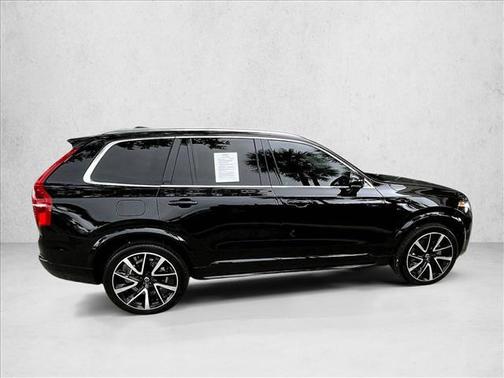 2022 Volvo XC90 T6 Momentum