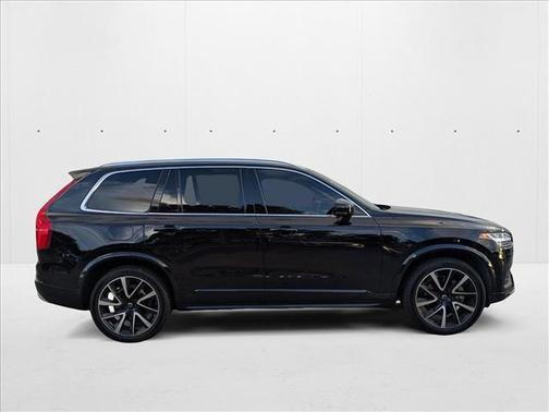 2022 Volvo XC90 T6 Momentum