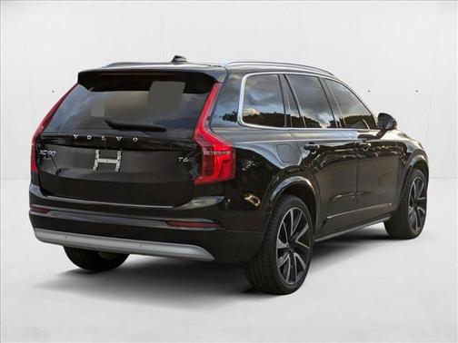 2022 Volvo XC90 T6 Momentum