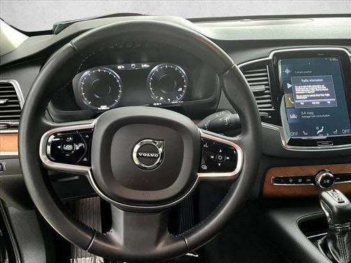 2022 Volvo XC90 T6 Momentum