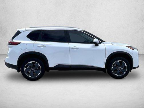 Everest White Pearl 2025 Nissan Rogue SV