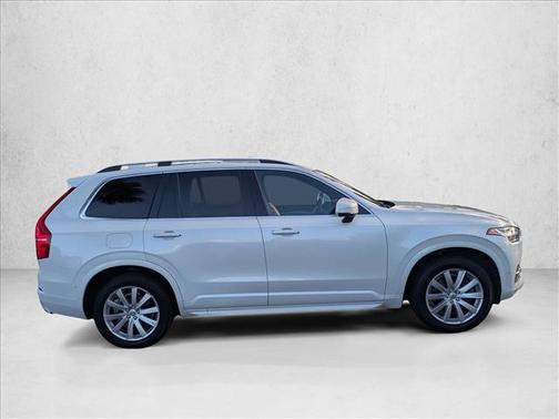 2017 Volvo XC90 T6 Momentum