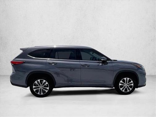 Magnetic Gray Metallic 2021 Toyota Highlander XLE