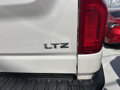 Iridescent Pearl Tricoat 2024 Chevrolet Silverado 2500 LTZ