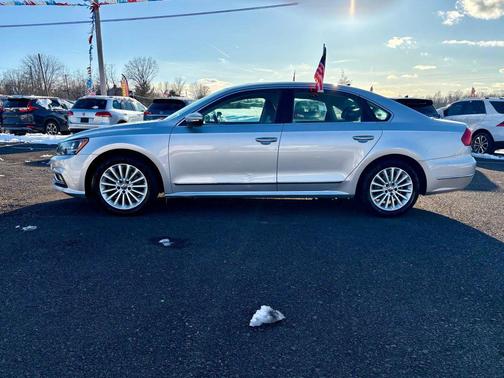 2016 Volkswagen Passat 1.8T SE w/Technology