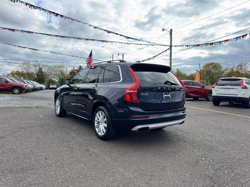 2016 Volvo XC90 T6 Momentum