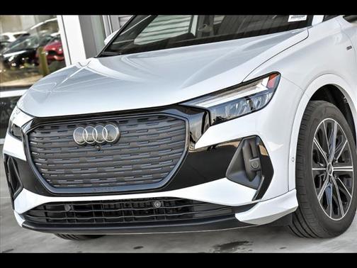 2022 Audi e-tron Premium Plus