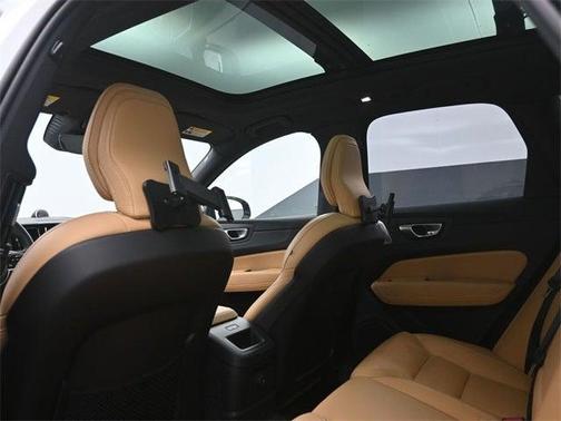 2024 Volvo XC60 Recharge Plug-In Hybrid T8 Ultimate Dark Theme