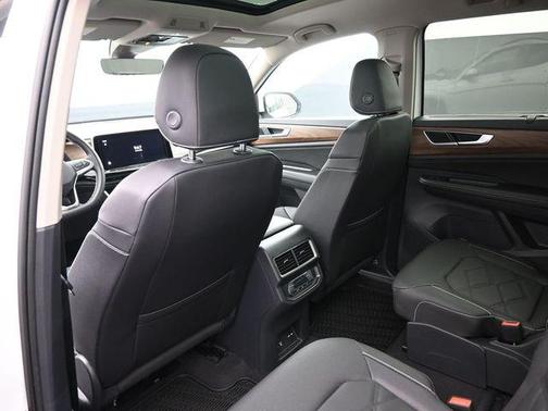 opal white pearl 2026 Volkswagen Atlas 2.0T SE w/Technology