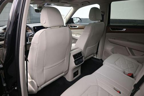Deep Black Pearl 2026 Volkswagen Atlas 2.0T SE w/Technology