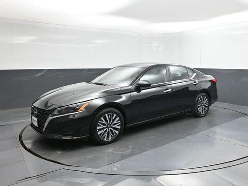 Super Black 2025 Nissan Altima 2.5 SV