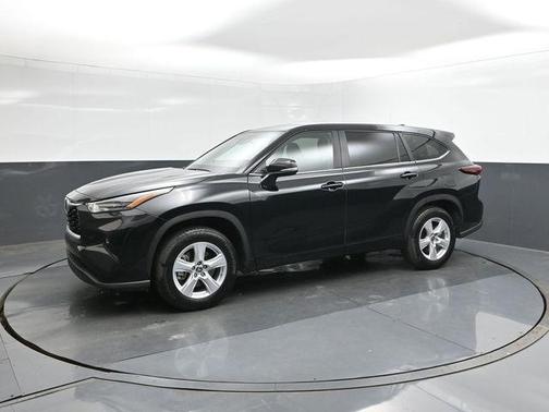 Midnight Black Metallic 2025 Toyota Highlander LE
