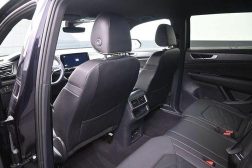 Deep Black Pearl 2025 Volkswagen Atlas Cross Sport 2.0T SE w/Technology