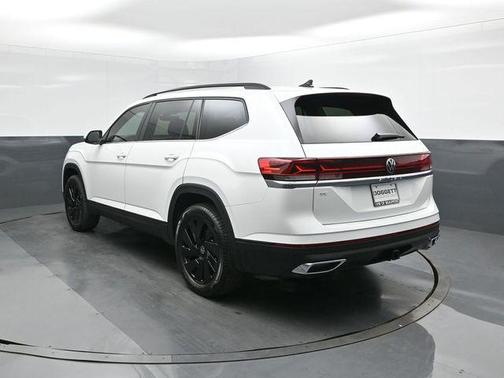 Opal White Pearl 2026 Volkswagen Atlas 2.0T SE w/Technology
