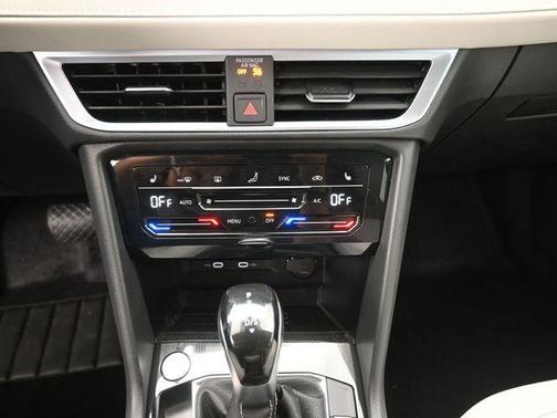 Pure White 2026 Volkswagen Taos SE