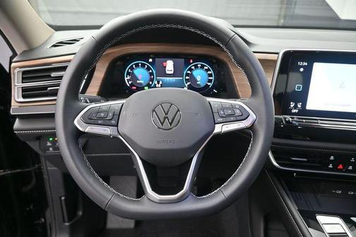 Deep Black Pearl 2026 Volkswagen Atlas 2.0T SE w/Technology