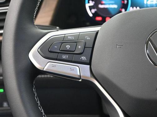 Deep Black 2026 Volkswagen Atlas 2.0T SE