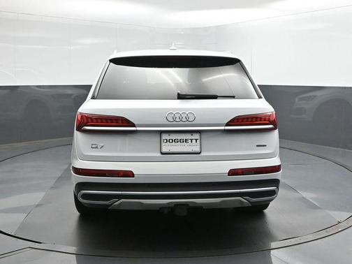 Glacier White Metallic 2023 Audi Q7 55 Premium